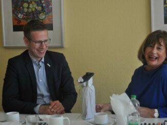Parea-Mitarbeiterin Gisela Laab begrüßte Bürgermeister Christoph Schultz im Erzähl-Café. (Foto: Gerd Laab)