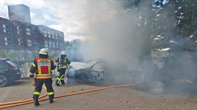 Der PKW-Brand auf dem Gerberplatz in Erkrath