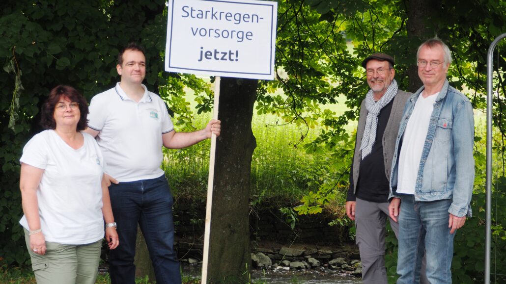 Hochwasser-Mahnwache-vor-dem-Rathaus