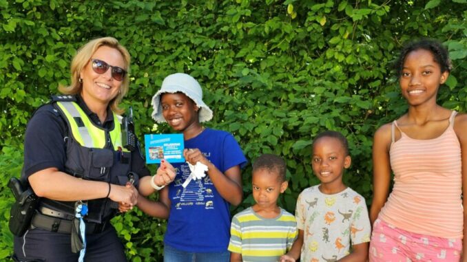 PHKin Katja Lindemann bei der Übergabe eines Gewinns des Mobipass-Gewinnspiels