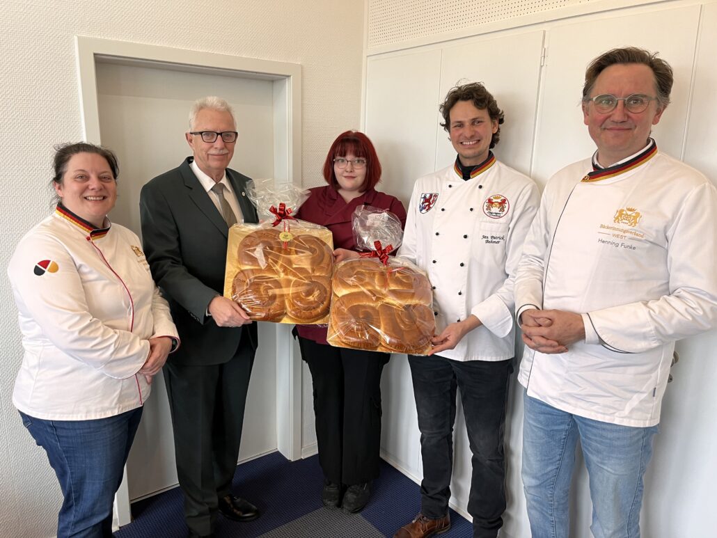 Bäckerinnen und Bäcker wünschen Glück und Gesundheit für 2025 | erkrath ... Bäckerinnen und Bäcker wünschen Glück und Gesundheit für 2025 | erkrath ...