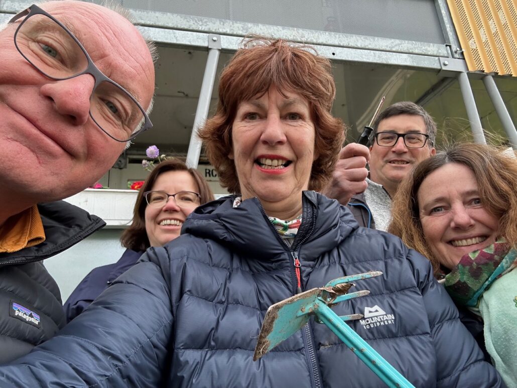 Bürgeraktionstag: Grüne bepflanzen mit Kindern im Übergangswohnheim ...