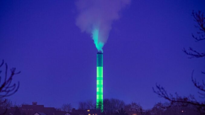 Titel Anstrahlung Schornstein Fernheizwerk 2025_02