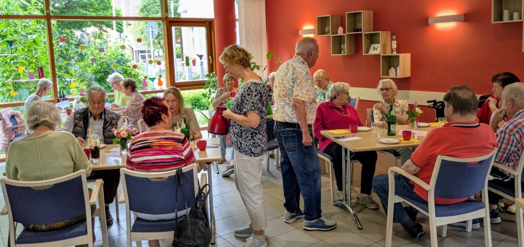 Auf-einen-Kaffee-in-Gemeinschaft