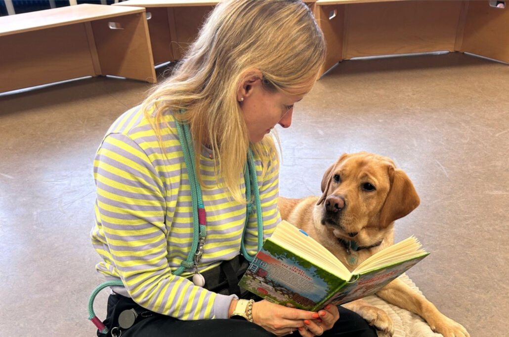 Vorlesestunde-mit-Lesehund-Fido-in-der-Stadtb-cherei