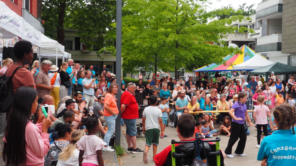 Sommerfest-Sandheider-Markt-Premieren-und-Talente