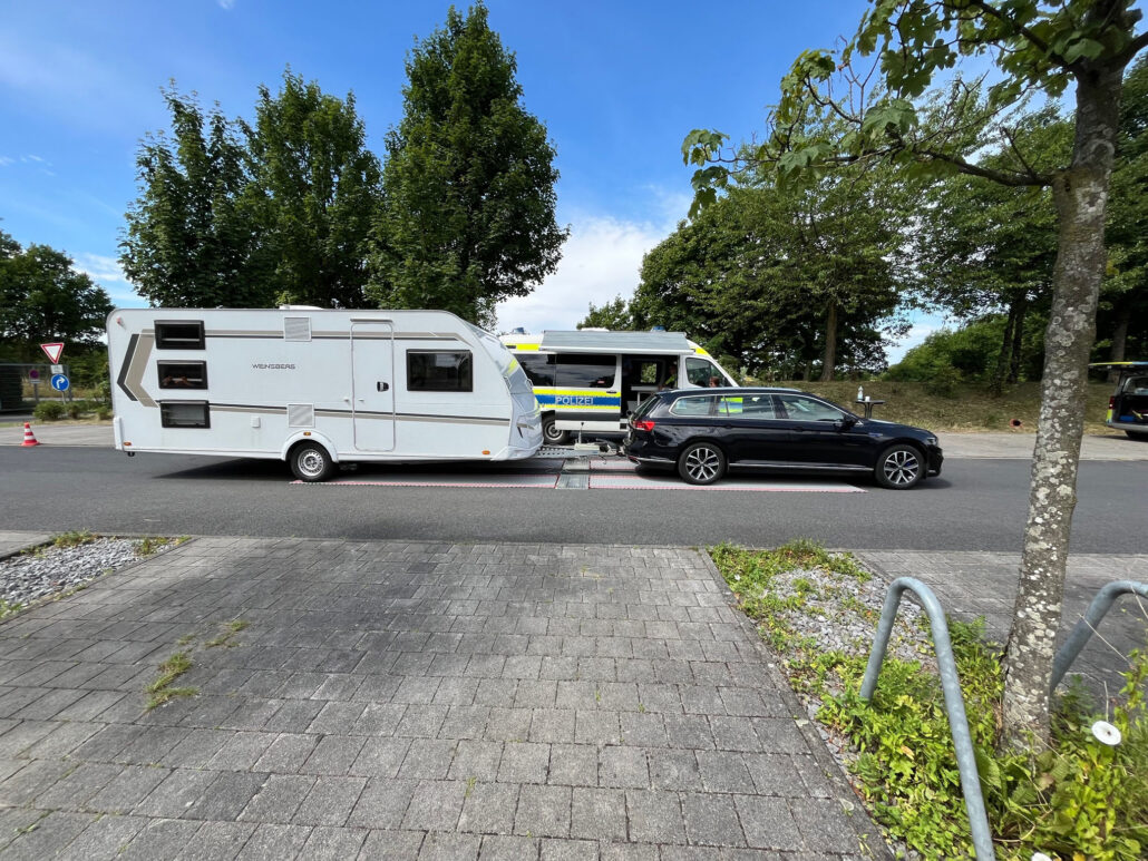 Polizei-schickte-Camper-auf-die-Waage