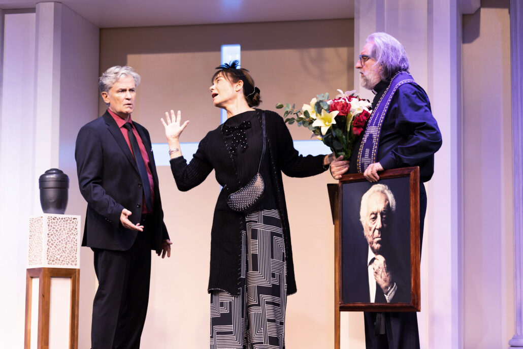 Kultur-Kalter-wei-er-Mann-er-ffnet-Theatersaison