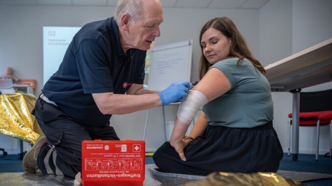 Tag_der_Ersten_Hilfe_Verbandkasten_Szene_EH-Kurs_(c)JUH_Tobias_Naumann