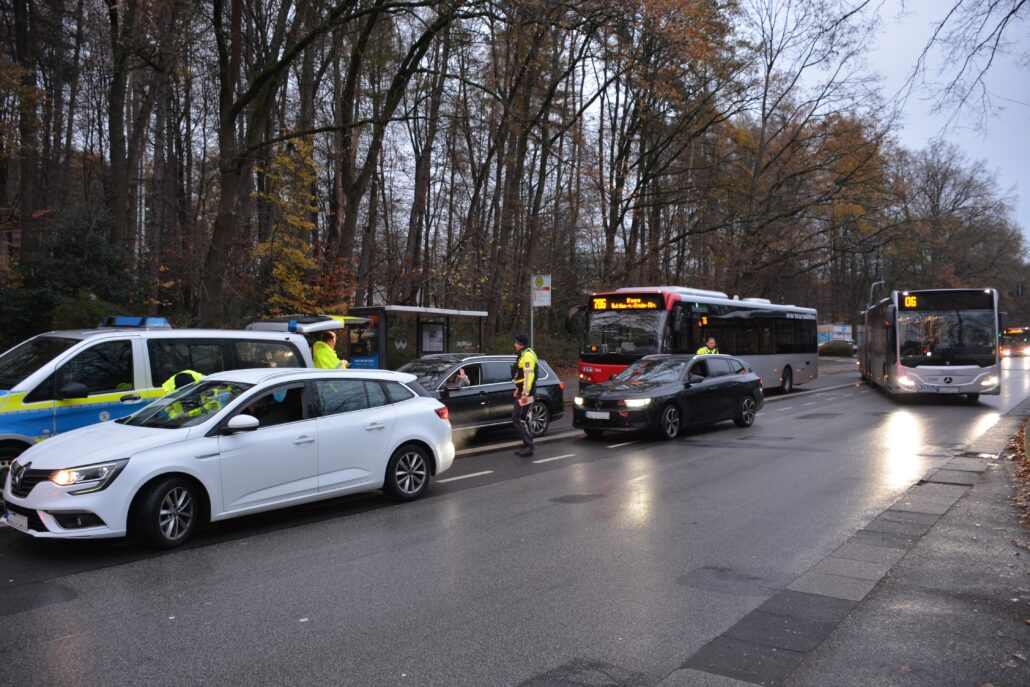 Fehlverhalten-an-Bushaltestelle-Polizei-Erkrath-kontrolliert
