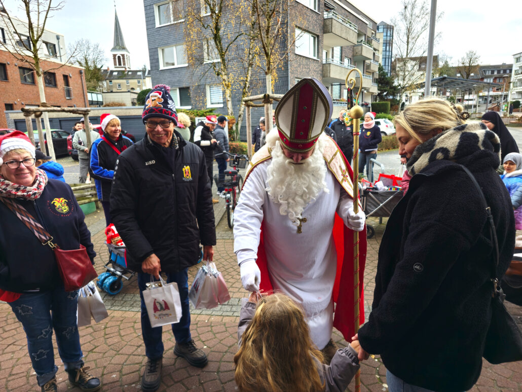 Nikolaus-beschenkte-Kinder-in-der-Bahnstra-e