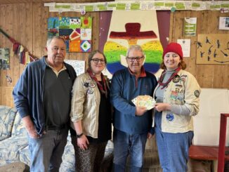 V.l.: Gerhard Petzinna, Selina Vogel, Holger Johan und Pia Driller bei der Spendenübergabe im DPSG Vereinsheim. Foto: Ria Garcia