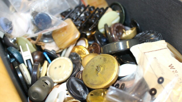 Ein Karton voller Knöpfe/ Foto: TB