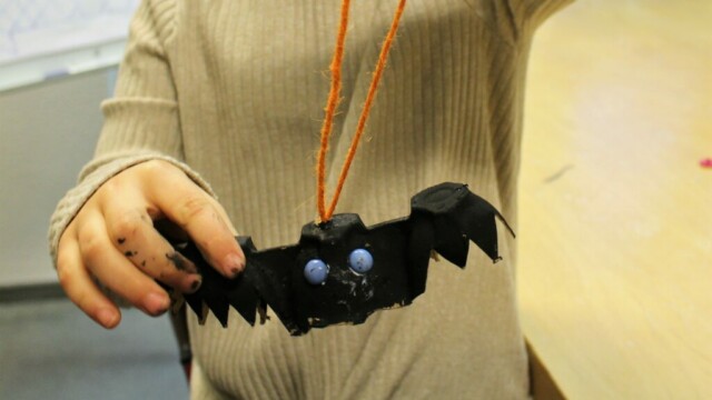 Die fertige Fledermaus kann dank der Schnur sogar "fliegen"/ Foto: TB