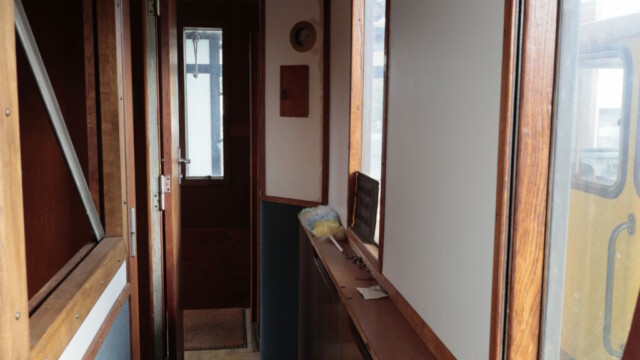 Ein Blick durch den Gang, von dem Schlafabteil und mehr abgingen. Foto: Lutz Wulfestieg