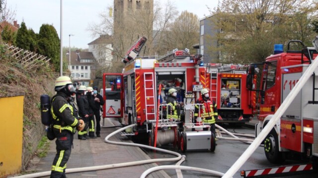 Feuerwehreinsatz beim Brand in der Kreuzstraße. © Matthias Fischer
