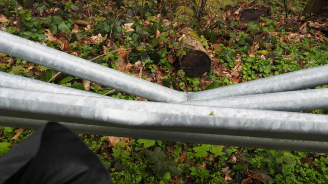 Der gefallene Baum wurde durchgesägt. Die Krone liegt oberhalb des Weges. © RG