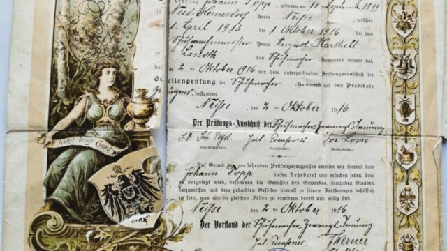 Der Lehrbrief von Sigrid Raffels Großvater, von dem ihr Vater später die Werkstatt übernahm. Foto: Ria Garcia
