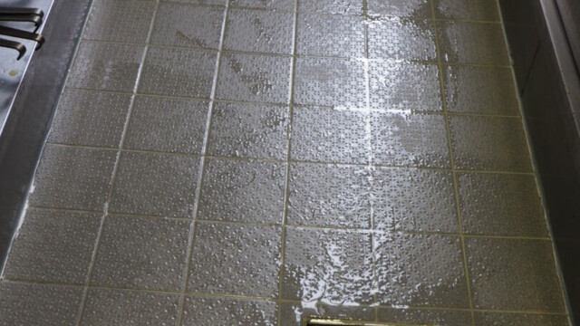 Mit 12 bis 15 Mitarbeitern wurde das Brauhaus am Donnerstag von Wasser- und Schlammrückständen gereinigt. Foto: RG