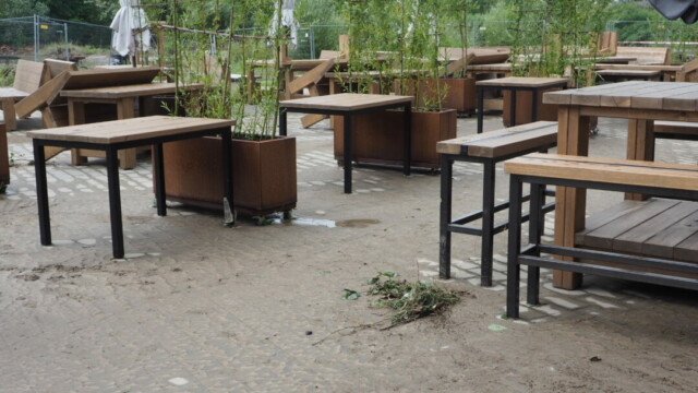 Nicht etwa Sand bedeckt den Außenbereich des Brauhauses. Auch hier hat die Düssel eine Schlammspur zurückgelassen. Foto: RG