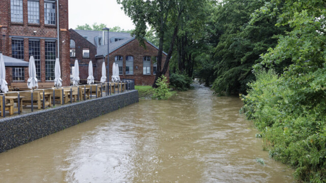 Mittwochmittag. Die Düssel steht hoch, aber noch ahnt niemand wie stark sie am Abend über ihre Ufer tritt. Foto: Lutz Wulfestieg.