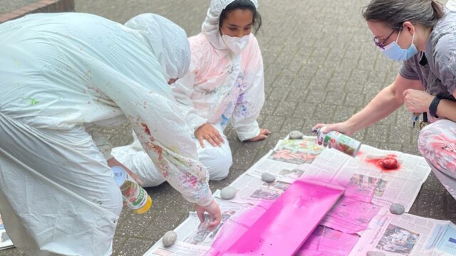 Dann wird in der Grundfarbe lackiert. Foto: TSV