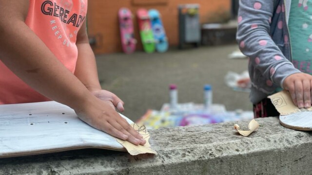 Zuerst einmal müssen die Boards mit Schmirgelpapier angeraut und grunddiert werden. Foto: TSV