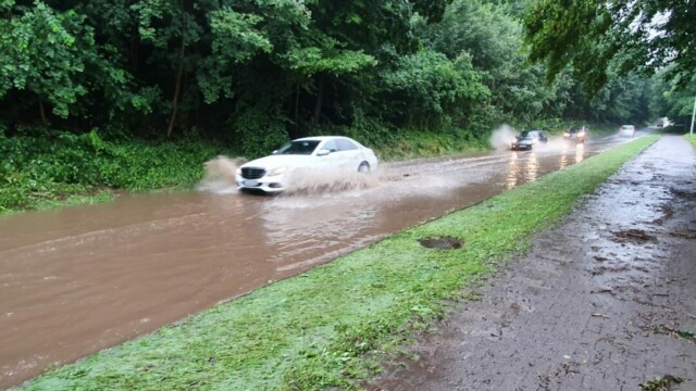 Überflutung sogar auf der Gruitener Straße in Hochdahl-Millrath. Foto: Sebastian Hansen