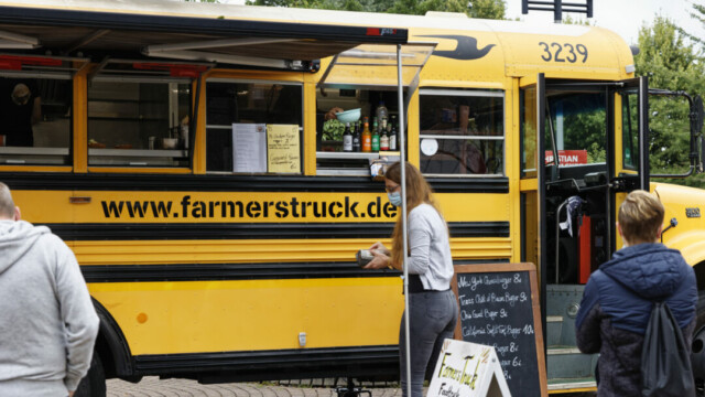 So leer war es vor dem Farmerstruck nur selten. Etwas später mussten sich die Hungrigen auch schon einmal etwas länger anstellen. Foto: Lutz Wulfestieg