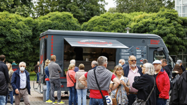 Ein Klön unterwegs und geduldig Wartende, wenn es ums favorisierte Essen ging. Foto: Lutz Wulfestieg