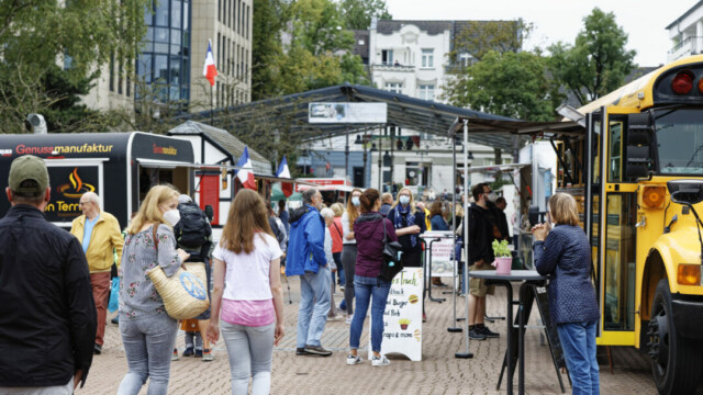 So entspannt waren die Erkrather schon lange nicht in ihrem Städtchen unterwegs. Foto: Lutz Wulfestieg