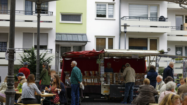 Unter der Markthalle luden Tische und Bänke zum Verweilen ein. Foto: Lutz Wulfestieg