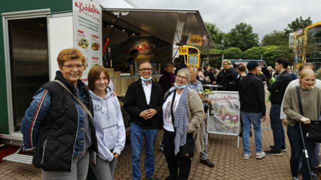 Petra Heinz (l.) besuchte mit Familie und Freunden den ersten Feierabendmarkt. Foto: Lutz Wulfestieg