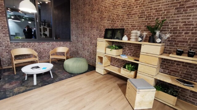 Wohn- oder Arbeitsbereich? An vielen Stellen
im TEAMocom Space kann man sie 'wie zu
Hause' fühlen. Foto: RG