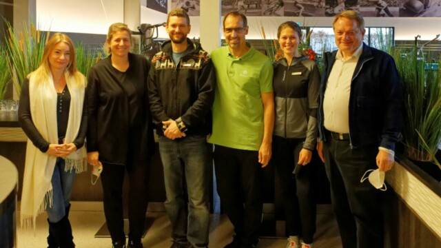 Hinter Ulrich Burchard (r.) und seinem Team liegen 20 Wochen gemeinsamer Kraftanstrengung. Grund genug, bei der Einweihung zu lächeln. Foto: Lutz Wulfestieg