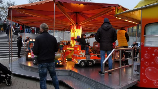 Das Kinderkarussel unterhalb des Vorplatzes und damit außerhalb möglichem Gedränge sorgte für 'entspannte Eltern'. © RG
