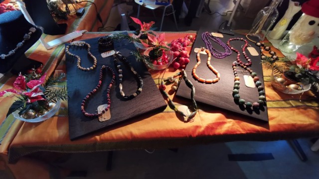 Auch Schmuck ist in der Halle zu haben. © RG