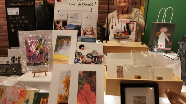Kleine Kunstwerke der Künstler von der Kulturinitiative Unterbach für den guten Zweck. Der Erlös geht ans Franziskushospiz in Hochdahl. © RG