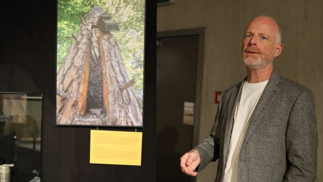 Naturfotograf Ingo Arndt erklärt die Zeidlerei. Foto: Ria Garcia
