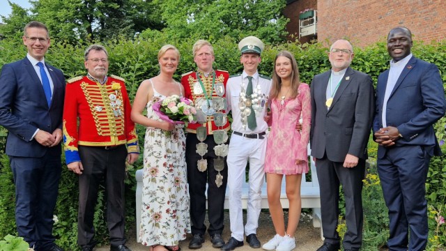 Königs- und Prinzenpaar mit Bürgermeister Schultz, Brudermeister Heß, Präses Günter Ernst und Pater Leonard. Foto: Petra Büchel