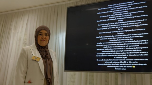 Farida Elkabbachi vor der Präsentationstechnik, die ein Sponsor für die Veranstaltung zur Verfügung stellte. Foto: LG