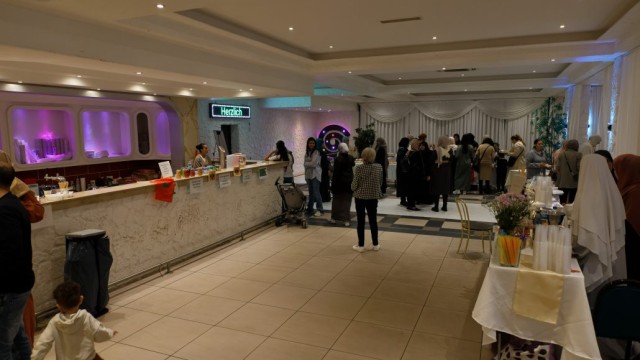 Der Vorraum war dem leiblichen Wohl der Besucher gewidmet. Foto: LG