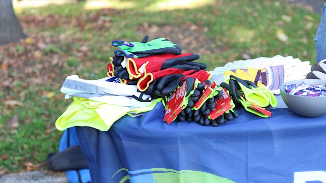 Handschuhe für die Teilnehmenden. Foto: Christian Zimmer