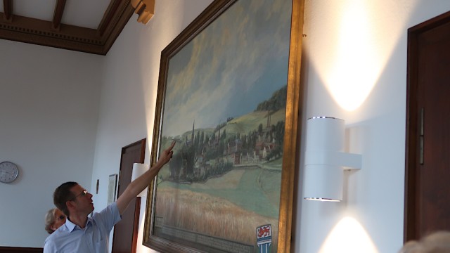 Christoph Schultz erläutert das Ölgemälde. Foto: Christian Zimmer