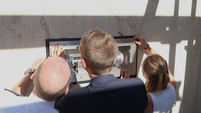 Anbringen der Sichtscheibe. Foto: Christian Zimmer