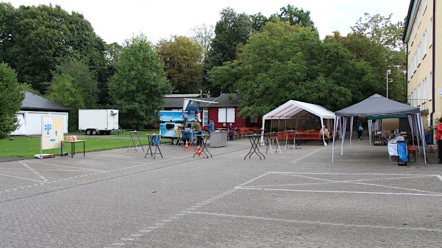 Stände auf dem Kirchparkplatz. Foto: Christian Zimmer