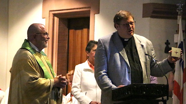 Pfarrer Ernst und Kreisdechant Daniel Schilling mit dem modernen gefrästen Kreuz. Foto: Christian Zimmer