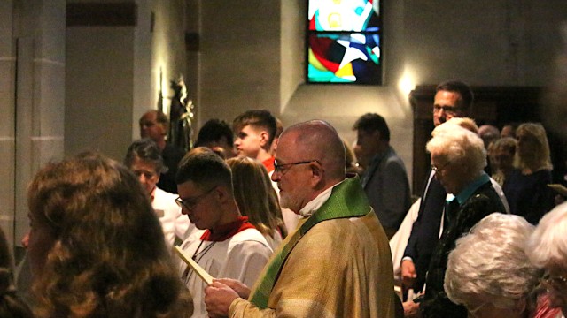 Pfarrer Ernst beim Liedsingen. Foto: Christian Zimmer