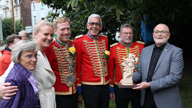 Die Schützen übergaben die Miniatur-Statue des Heiligen Sebastian. Vlnr.: Angela Heß, Königspaar Christiane Heiland und Gereon Kirchhoff, Schatzmeister Werner Schink und Brudermeister Wolfgang Heß mit Pfarrer Günter Ernst. Foto: Christian Zimmer