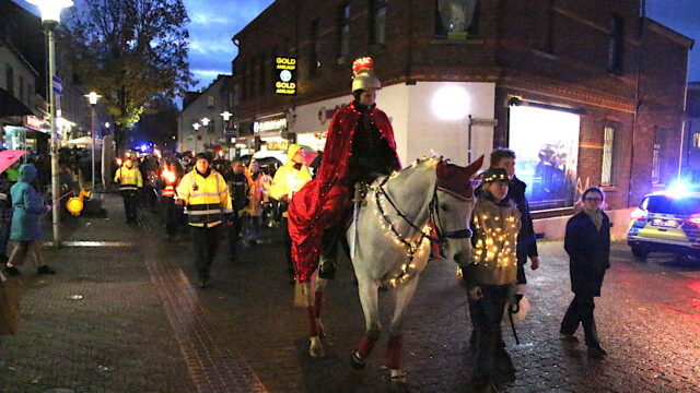 Vorne reitete Natalie Østergaard Gossel auf ihrem Pferd Caytano als St. Martin, Janine Pless-Keens ging als Bettler nebenher. Foto: Christian Zimmer